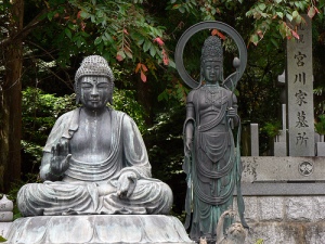 Mezcla de budismo (izquierda), con sintoísmo (derecha)
